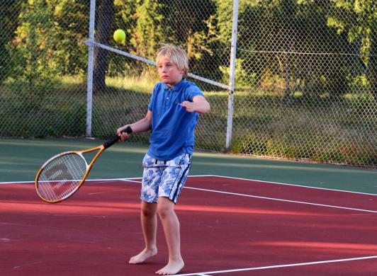 Spela tennis vid Käringsund Resort & Conference